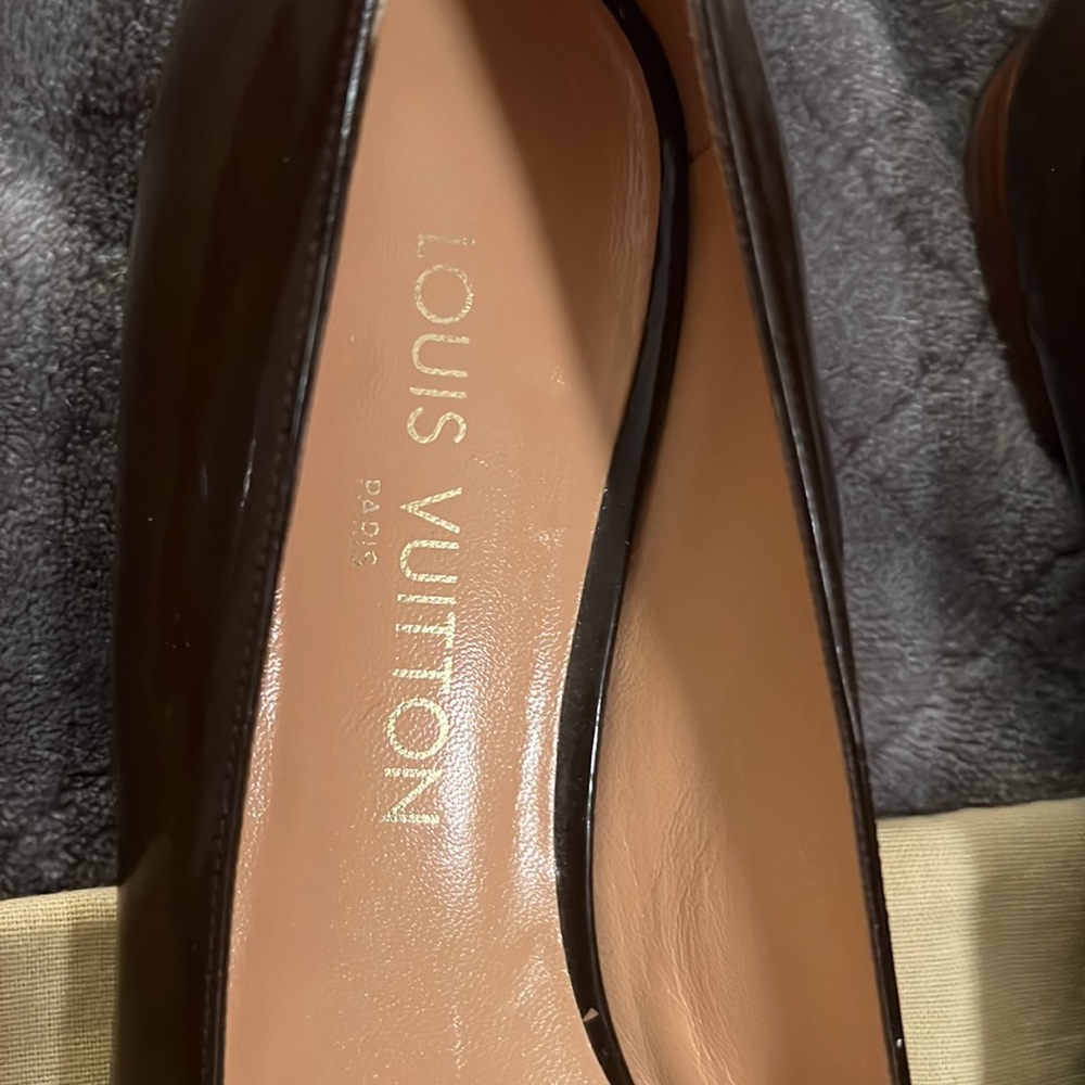 Louis Vuitton Patent Leather Flats with Pink Strap - Picture 2 of 11